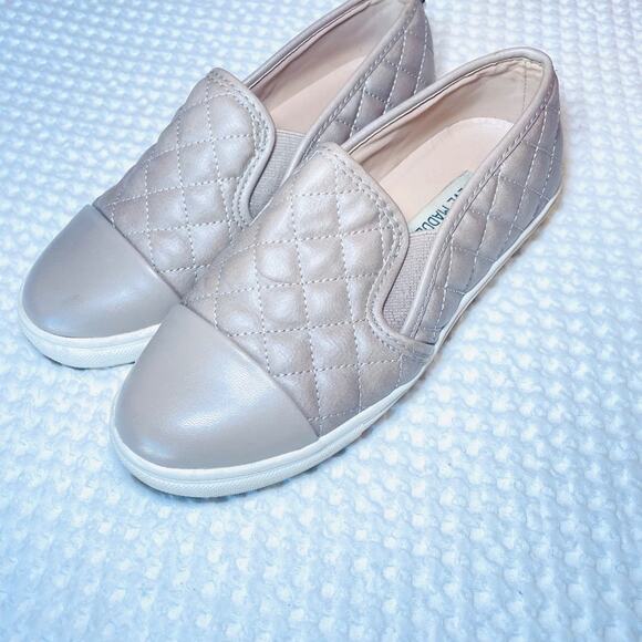 Steve Madden Zaander Tan Quilted Slip On Sneaker Size 6 Comfort Casual - Picture 2 of 3